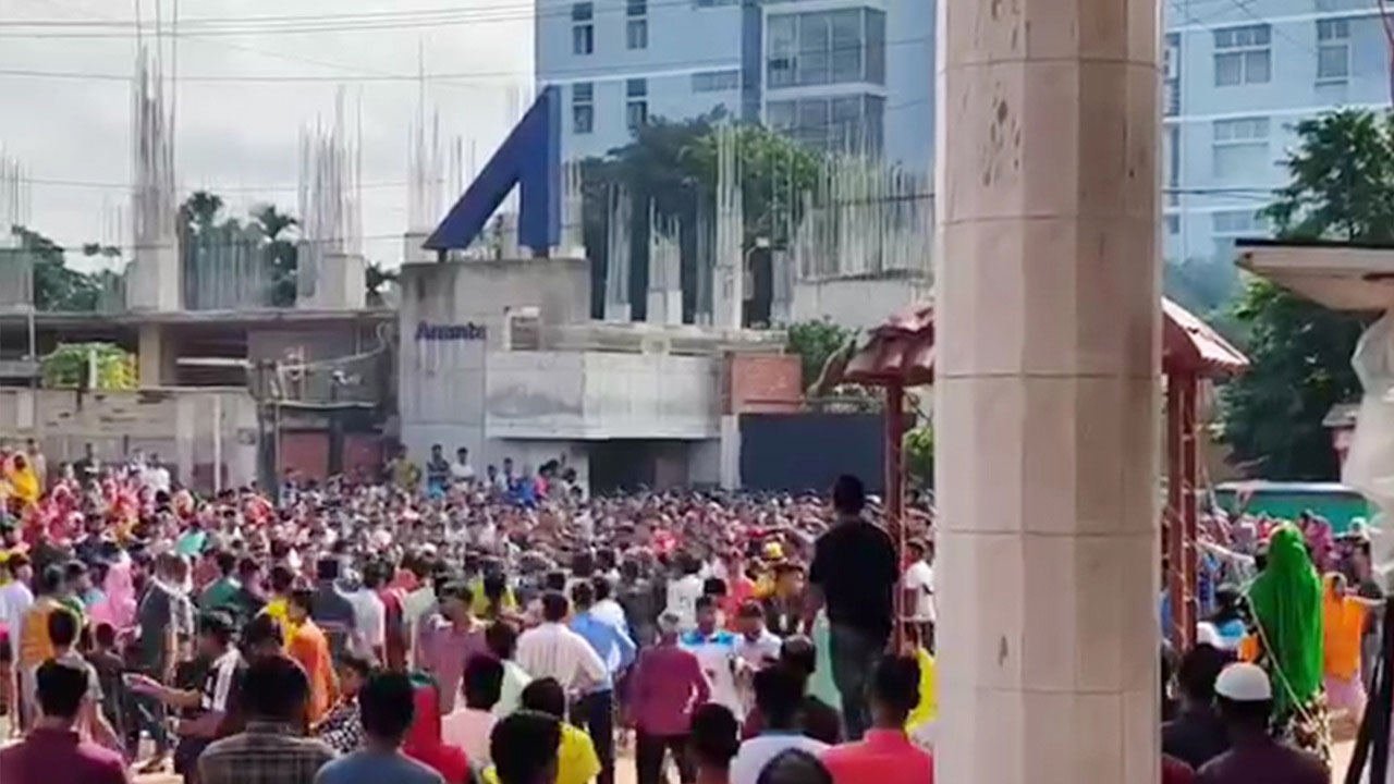১৫ পোশাক কারখানা ছুটি ঘোষণা