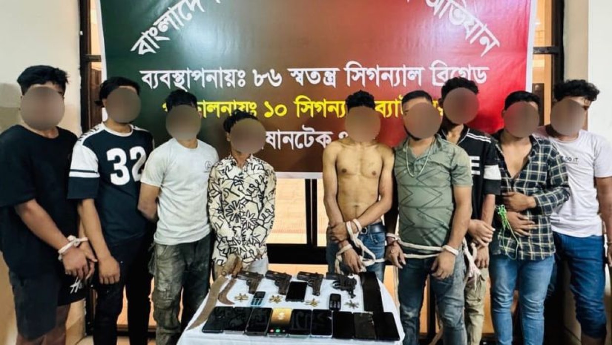 রাজধানীতে অস্ত্রসহ ‘হিটলু বাবু গ্যাং’র ১০ সদস্য গ্রেপ্তার