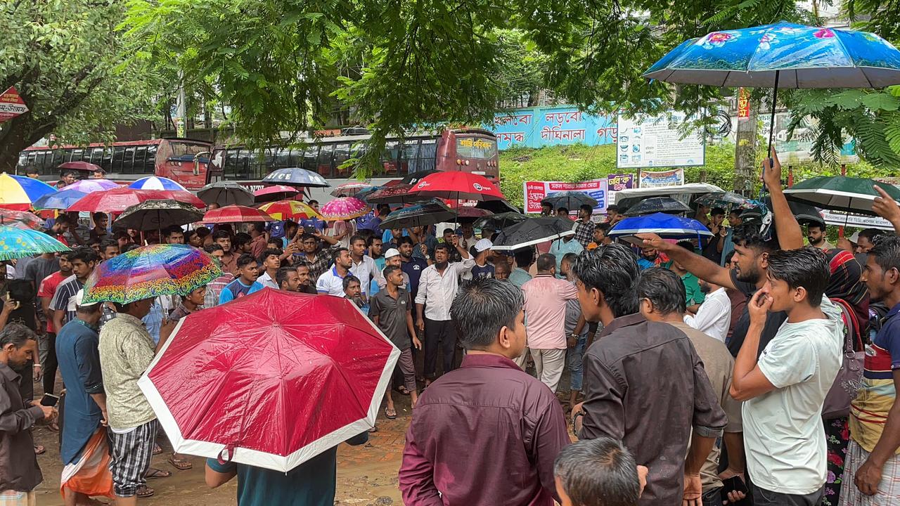 দীঘিনালায় বিদ্যুতের ভয়াবহ লোডশেডি ও দুর্নীতির প্রতিবাদে মানববন্ধন