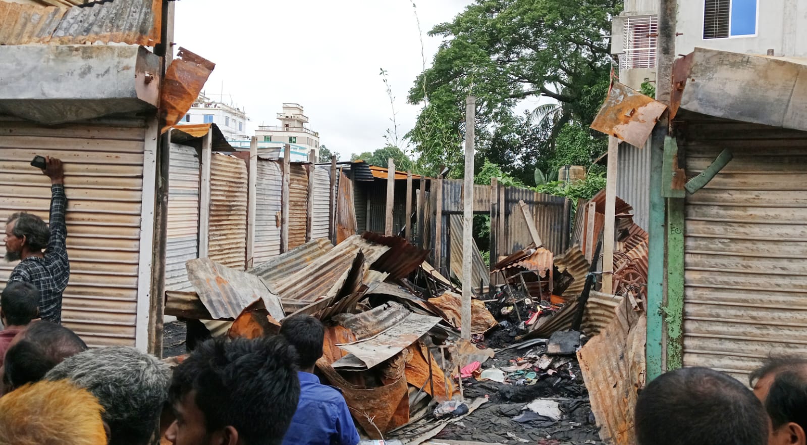 ঘিওরে অগ্নিকাণ্ডে ১৪ দোকান পুড়ে ছাই, কোটি টাকার ক্ষয়ক্ষতি