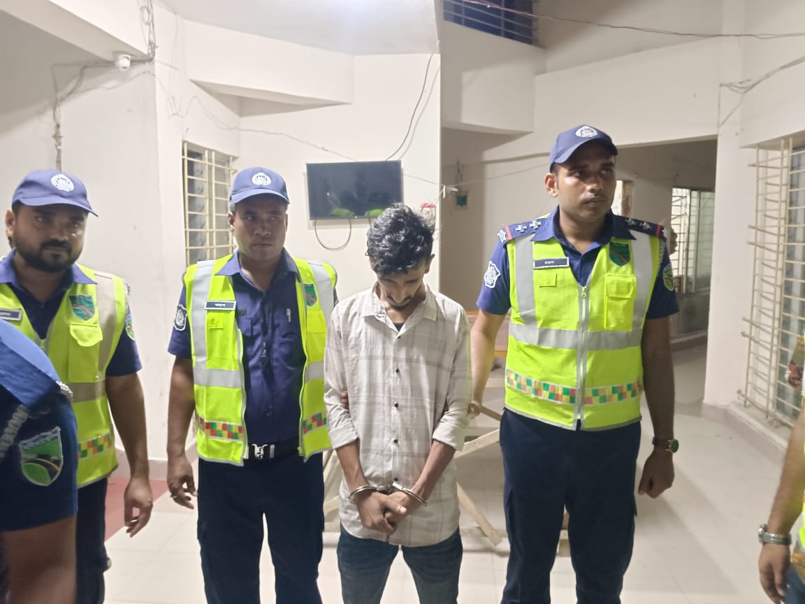 বাগেরহাটে প্লাস্টিকের ড্রামে ভরে গাঁজা পাচারের সময় আটক ১