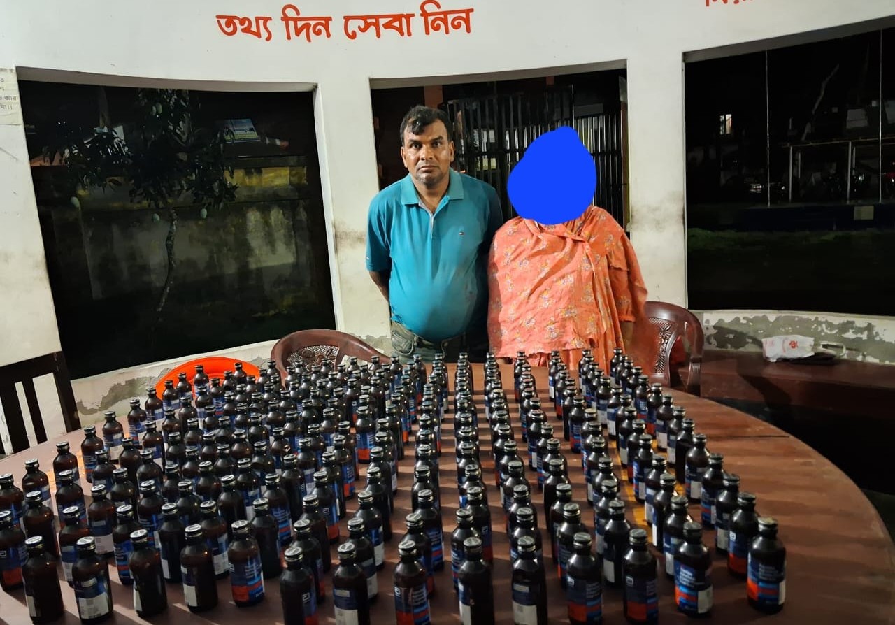 ২১৭ বোতল ফেন্সিডিলসহ দুই মাদক কারবারি আটক