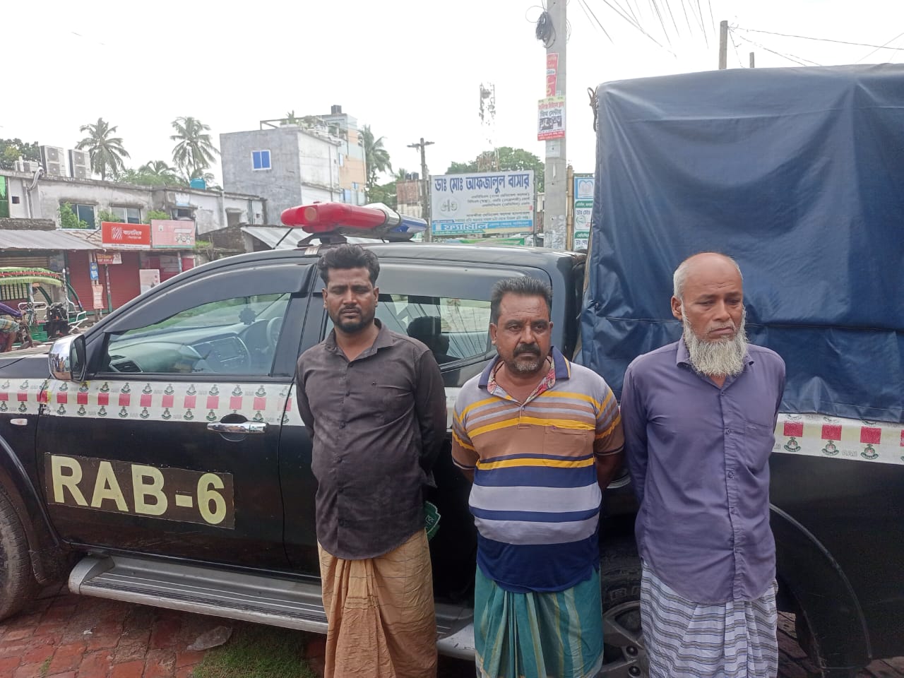কালীগঞ্জে ফেনসিডিলসহ তিন মাদক চোরাকারবারি আটক
