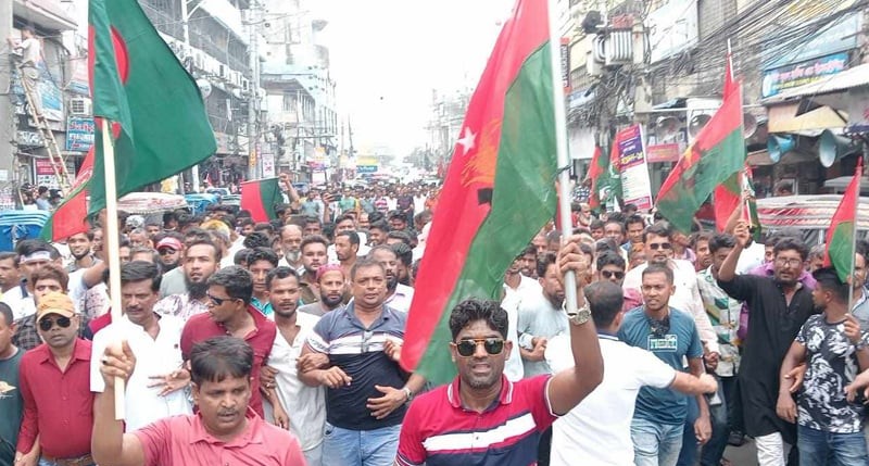 খুলনায় বিএনপির সমাবেশে মিছিল নিয়ে আসছেন নেতাকর্মীরা