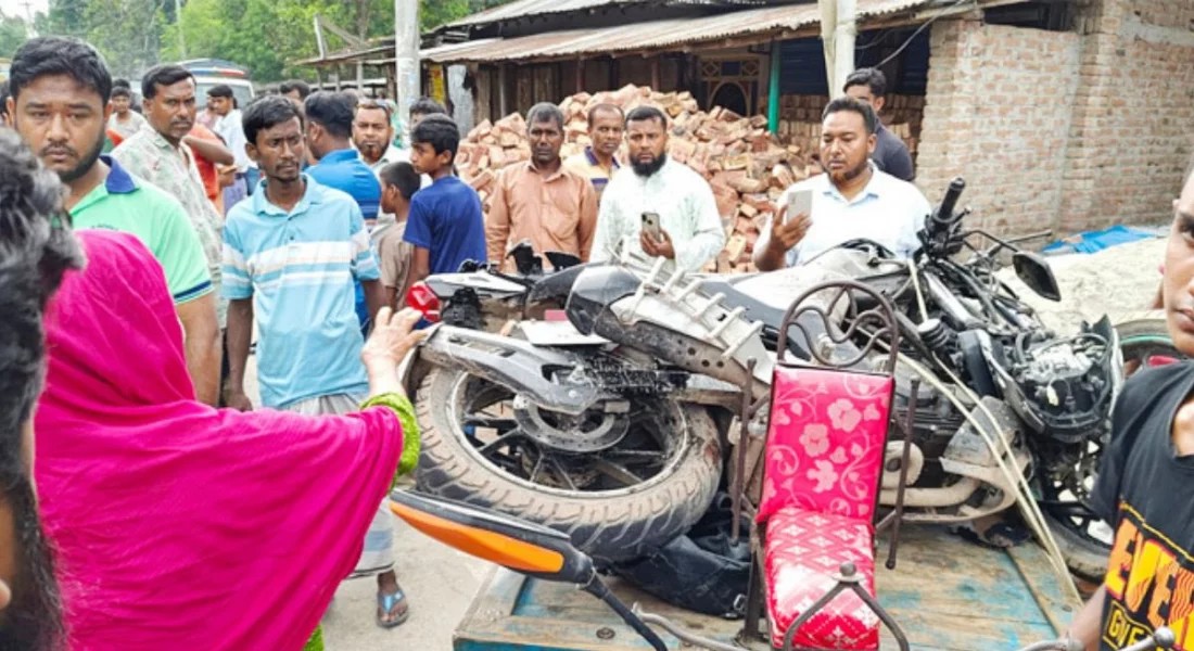 বাসের চাপায় পা হারালেন বাবা-মেয়ে,  হাসপাতালে অন্তঃসত্ত্বা মা