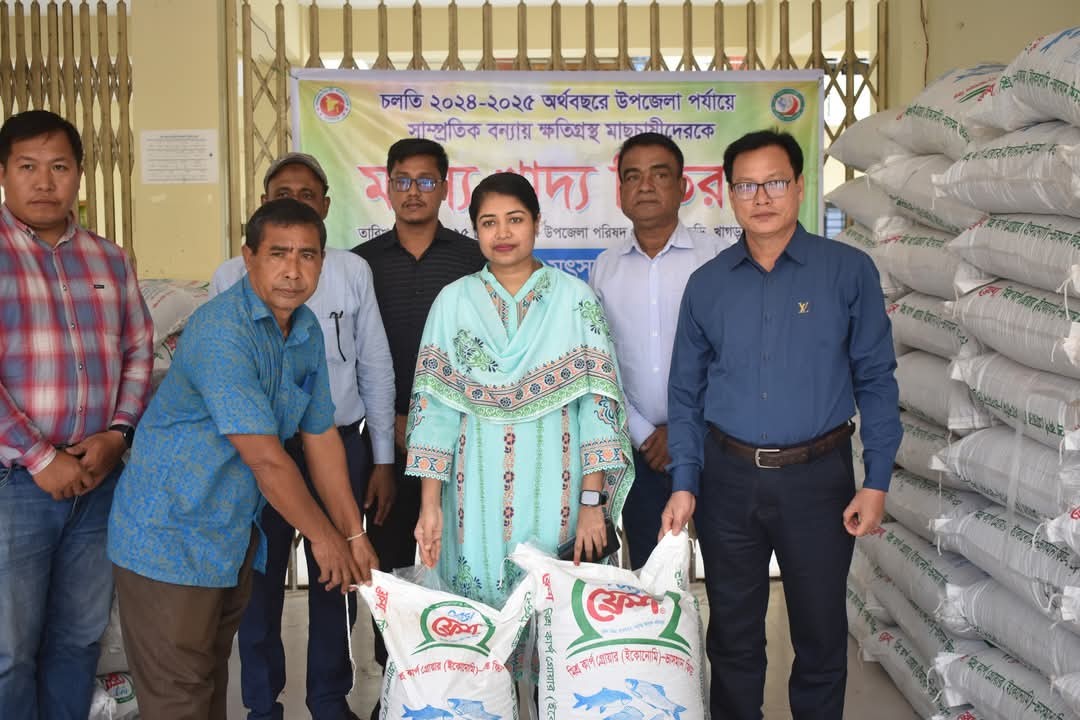 বন্যায় ক্ষতিগ্রস্ত মৎস্য চাষীদের মাঝে ৮০ বস্তা খাদ্য সহায়তা বিতরণ
