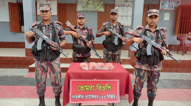 সাতক্ষীরা সীমান্তে পনের লাখ টাকার ভারতীয় শাড়ি ও ওষুধ জব্দ
