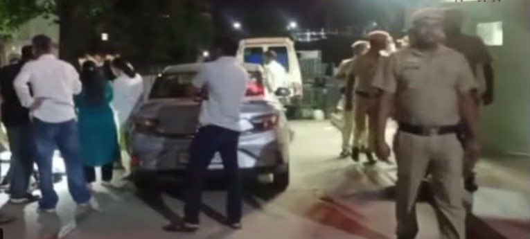 গাড়ির ভিতরে মিলল একই পরিবারের ৭ মরদেহ