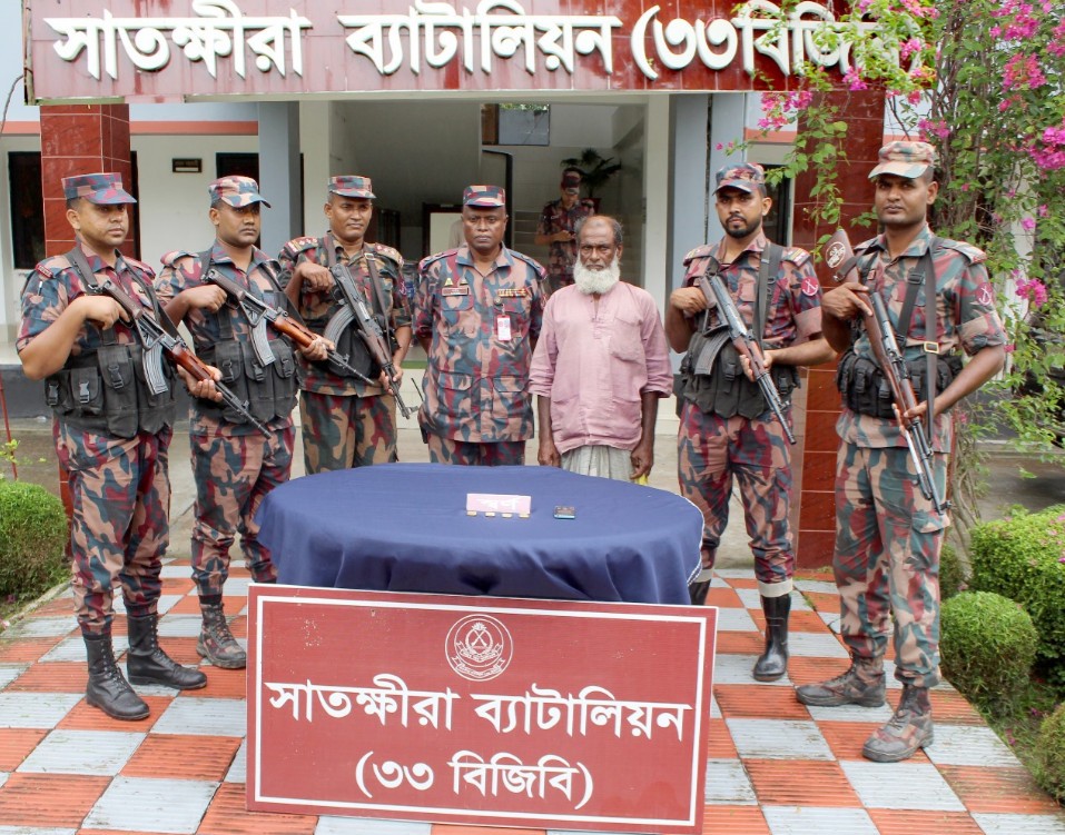 সাতক্ষীরায় স্বর্ণের বারসহ চোরাকারবারী আটক