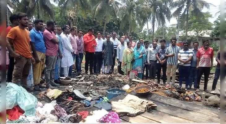 খুলনায় অগ্নিকাণ্ডে দগ্ধ পরিবারের দায়িত্ব নিলেন বিএনপি নেতা বকুল
