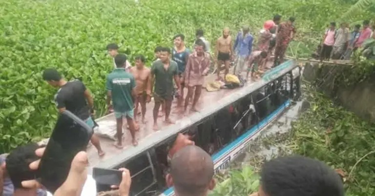 কুষ্টিয়ায় বাস-ট্রাকের মুখোমুখি সংঘর্ষে আহত ২৬