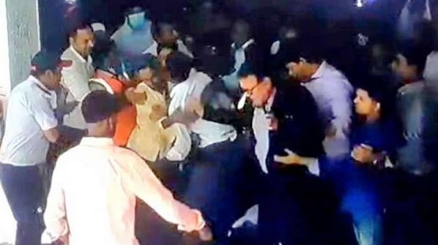 অটোপাসের দাবিতে জাতীয় বিশ্ববিদ্যালয়ের ভিসির ওপর হামলা