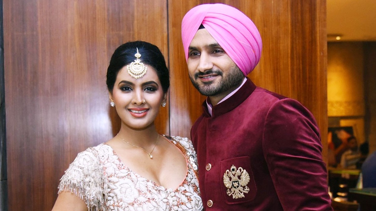 'গডফাদার' নেই, তার উপরে ক্রিকেটারের সঙ্গে প্রেম!