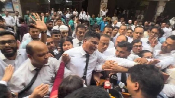 আদালতপাড়ায় সাংবাদিকদের ওপর চড়াও আইনজীবীরা, দেখে নেওয়ার হুমকি