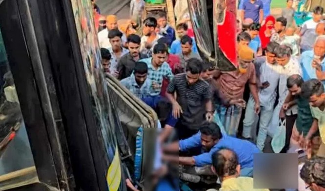 চট্টগ্রামের চন্দনাইশে বাসচাপায় ভাইবোনসহ নিহত ৩