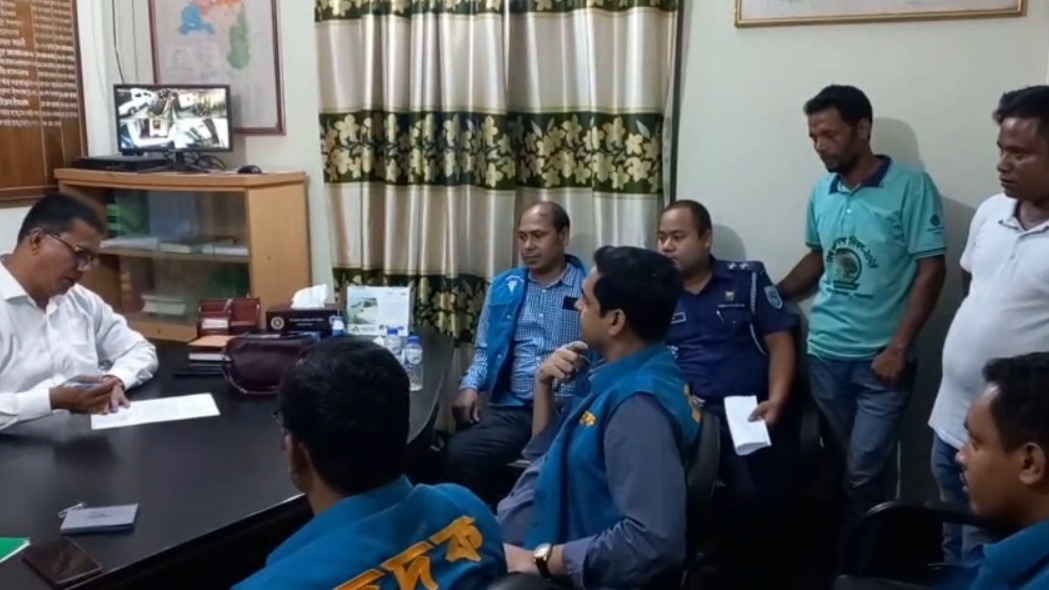 পঞ্চগড়ে সেটেলমেন্ট অফিসে দুদকের অভিযানে আটক ৪