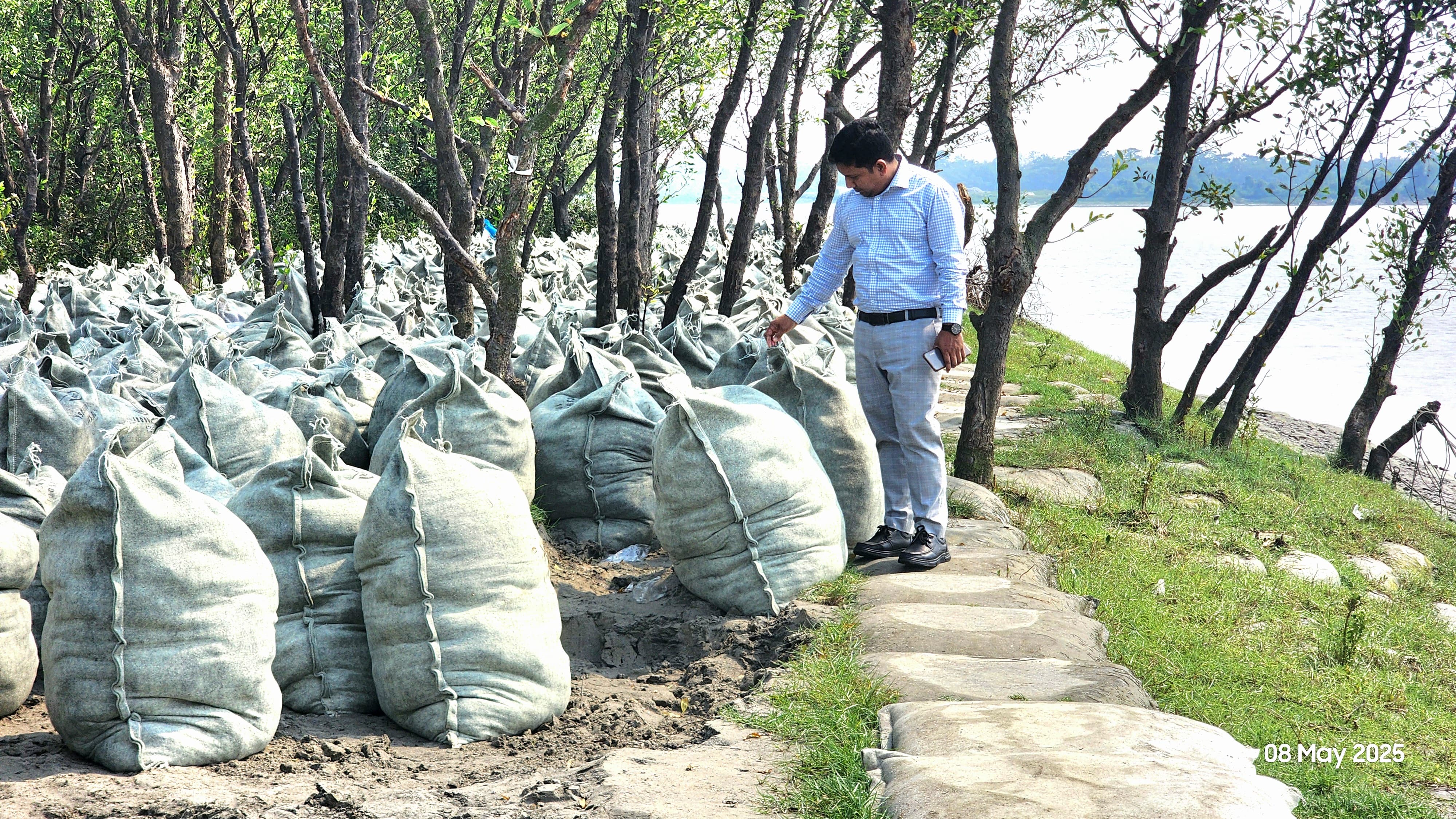 বালিভর্তি জিও ব্যাগ দিয়ে ইছামতি নদী ভাঙন রক্ষার চেষ্টা