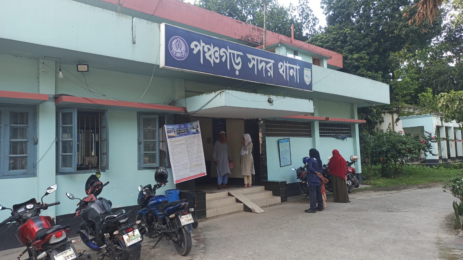 ছেলের গলায় ছুরি ধরে গৃহবধূকে সংঘবদ্ধ ধর্ষণ, আটক ৪