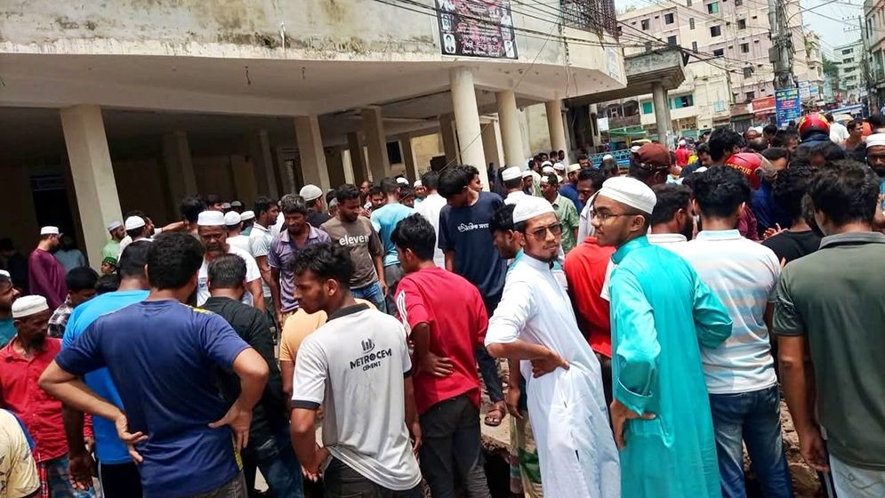 দীপু মনির বাসার সামনে বিস্ফোরণে মা ছেলেসহ আহত ৩