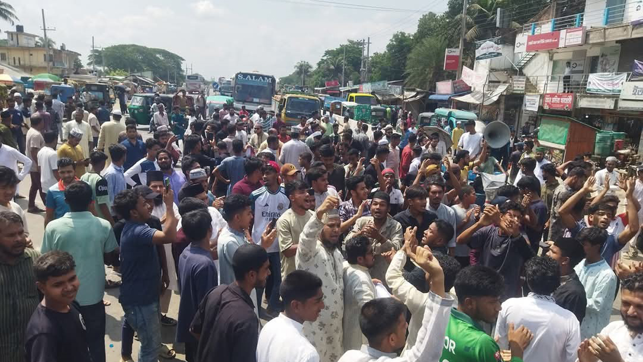মাওলানা রইস হত্যার বিচার দাবিতে চট্টগ্রামের বিভিন্ন স্থানে সড়ক অবরোধ