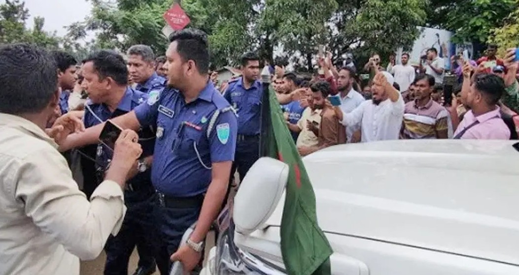 জাফলংয়ে দুই উপদেষ্টার গাড়ি আটকে স্থানীয়দের বিক্ষোভ