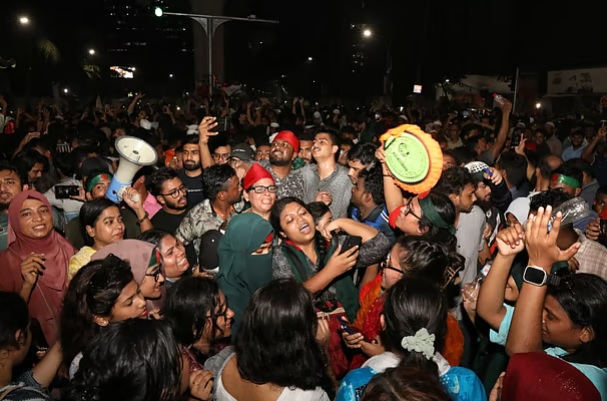 আওয়ামী লীগ নিষিদ্ধে ছাত্র-জনতার উল্লাস