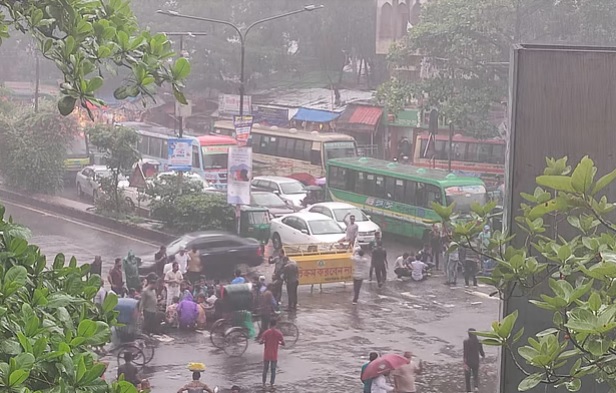 শাহবাগ মোড় আটকে ছাত্রদলের অবস্থান