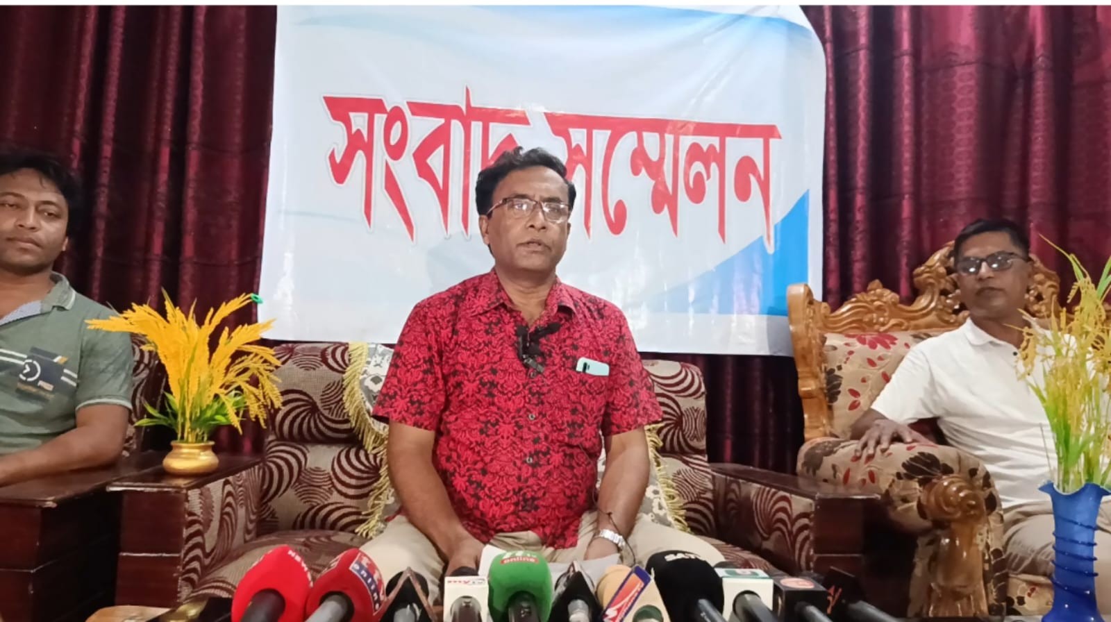 সন্ত্রাসী হামলার প্রতিবাদে চরফ্যাশন প্রেস ক্লাব সম্পাদকের সংবাদ সম্মেলন