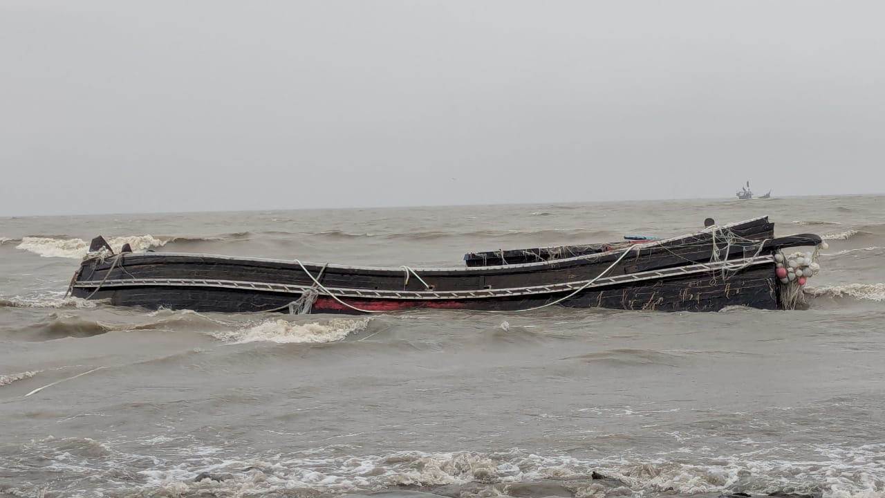 কুয়াকাটা সমুদ্রে সৈকতে ভেসে এলো ট্রলারসহ নিখোঁজ জেলের মরদেহ