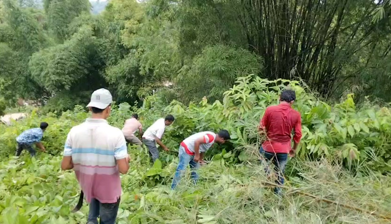 খাগড়াছড়িতে স্বেচ্ছাশ্রমে কবরস্থান পরিষ্কার পৌর যুবদলের