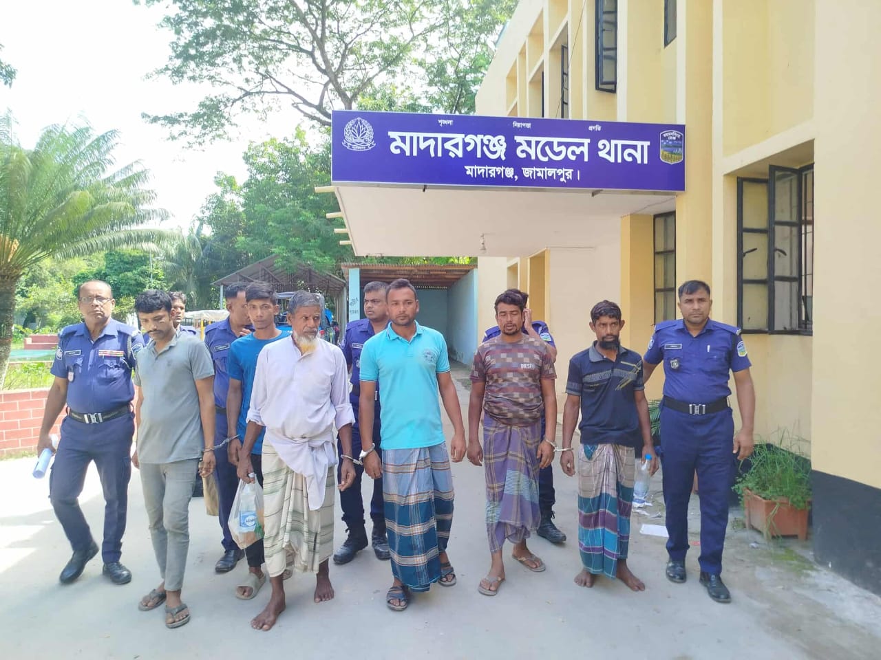 মাদারগঞ্জে পুলিশের ওপর হামলা করে মাদক কারবারি ছিনতাই, গ্রেফতার ৪