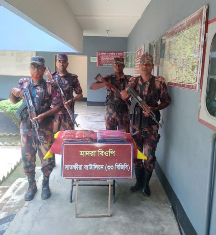 বিজিবির অভিযানে মাদকসহ সাতলাখ টাকার ভারতীয় মাল জব্দ