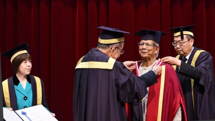 প্রধান উপদেষ্টাকে সম্মানসূচক ডক্টরেট ডিগ্রি প্রদান করেছে সোকা বিশ্ববিদ্যালয়