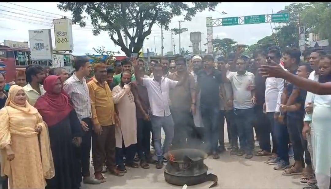 বাগেরহাটে ৪টি সংসদীয় আসন বহাল রাখার দাবিতে হরতাল-অবরোধে স্থবির জনজীবন