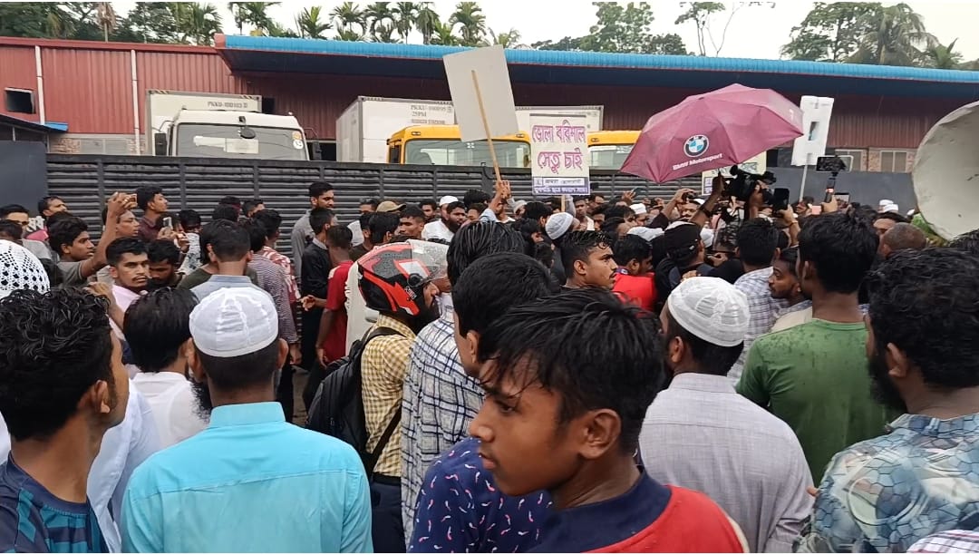 ইন্ট্রাকোর ডিপো'তে তালা বিক্ষুদ্ধ ভোলাবাসীর
