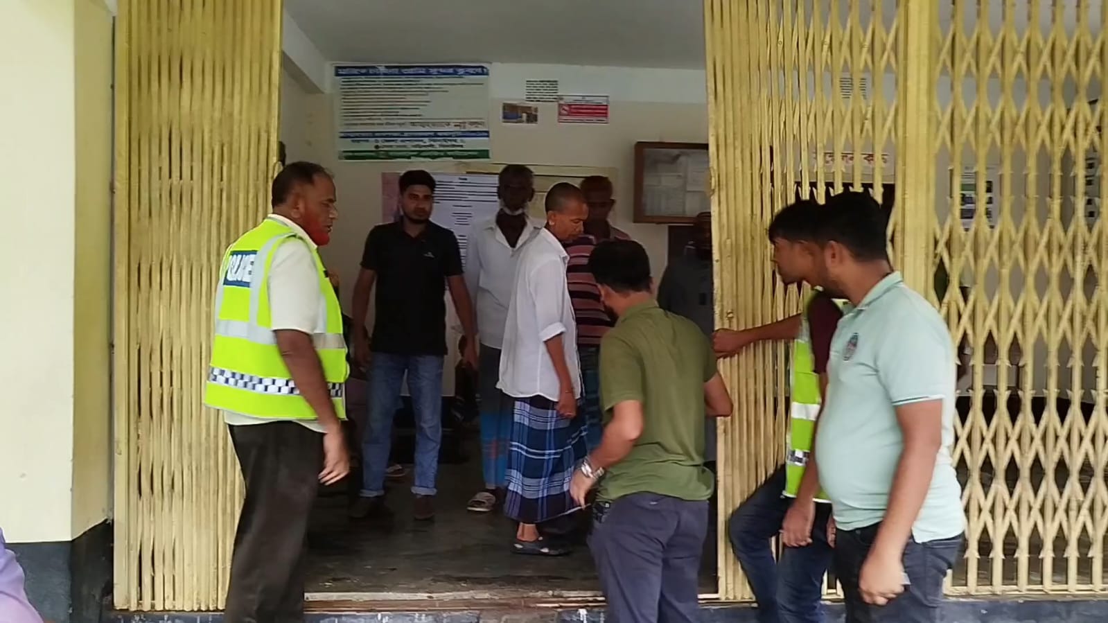 শৈলকুপায় ইউনিয়ন পরিষদে তালা দেওয়ার অভিযোগে বিএনপি নেতাসহ আটক ৬