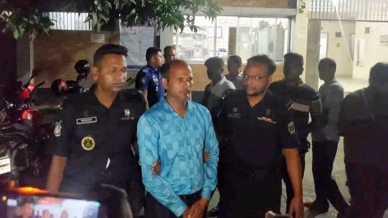 সেনাকল্যাণ সংস্থার ট্রাক আটকে চাঁদাবাজি, এনসিপি নেতা গ্রেফতার