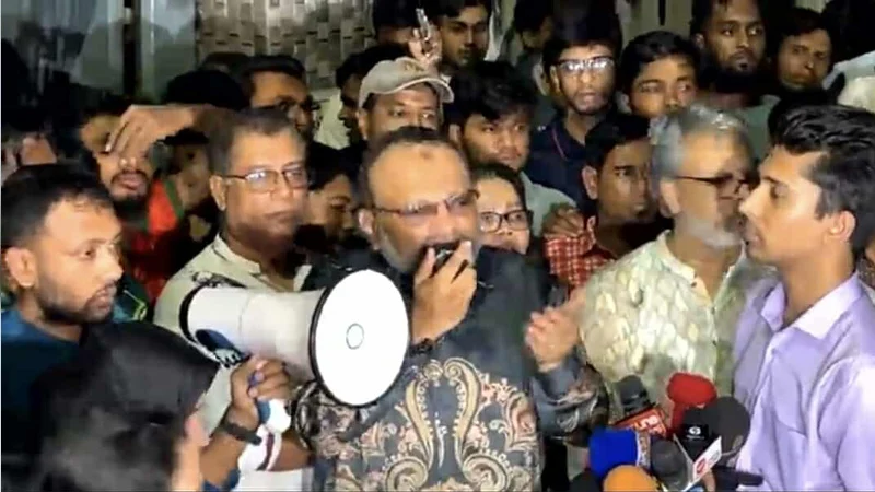 মাঝরাতে ঢাবিতে বিক্ষোভ, হলে ছাত্ররাজনীতি নিষিদ্ধ