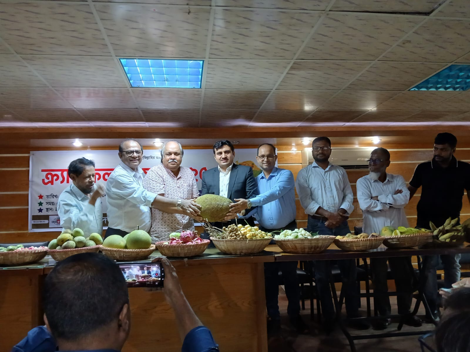 ক্র্যাবের ফল উৎসবে দেশীয় নানা ফলের সমাহার