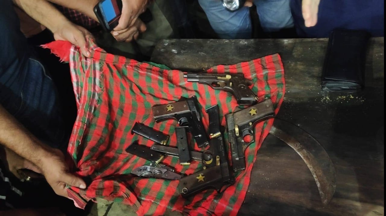 বাগেরহাটে পুলিশের অভিযানে ৪টি বিদেশি পিস্তলসহ আটক - ১১