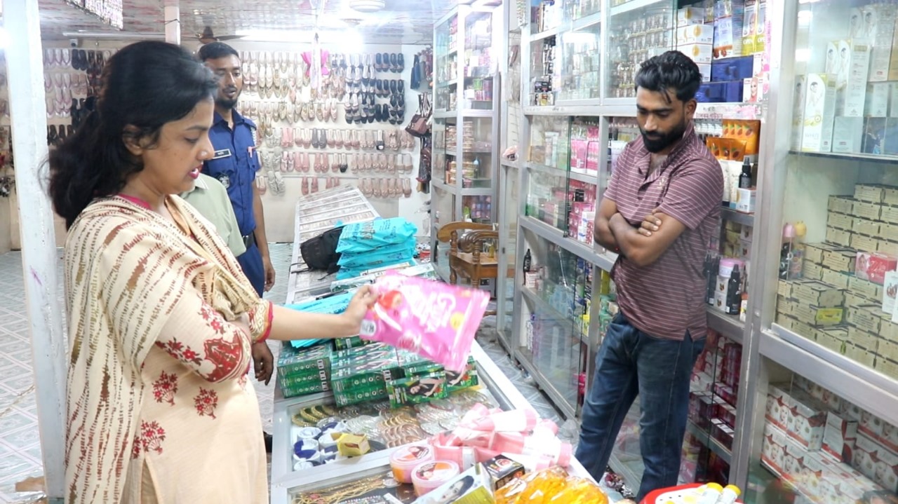 নকল কসমেটিকস বিক্রি: ব্যবসায়ীকে জরিমানা