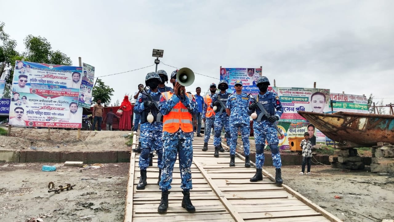 ঈদযাত্রায় নিরাপত্তা দিচ্ছে কোস্টগার্ড পশ্চিম জোন