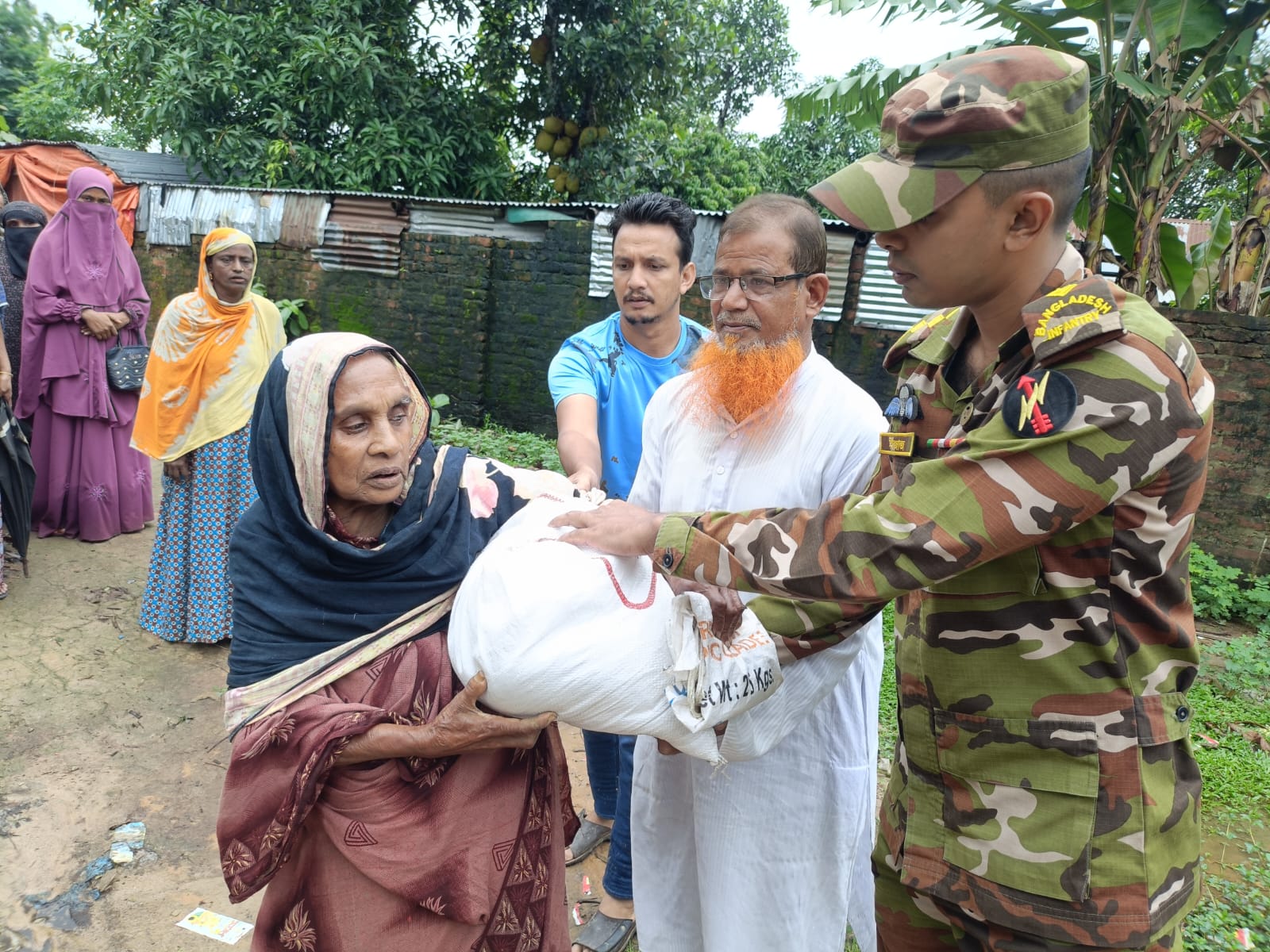 পানছড়িতে সেনাবাহিনীর ঈদ উপহার বিতরণ