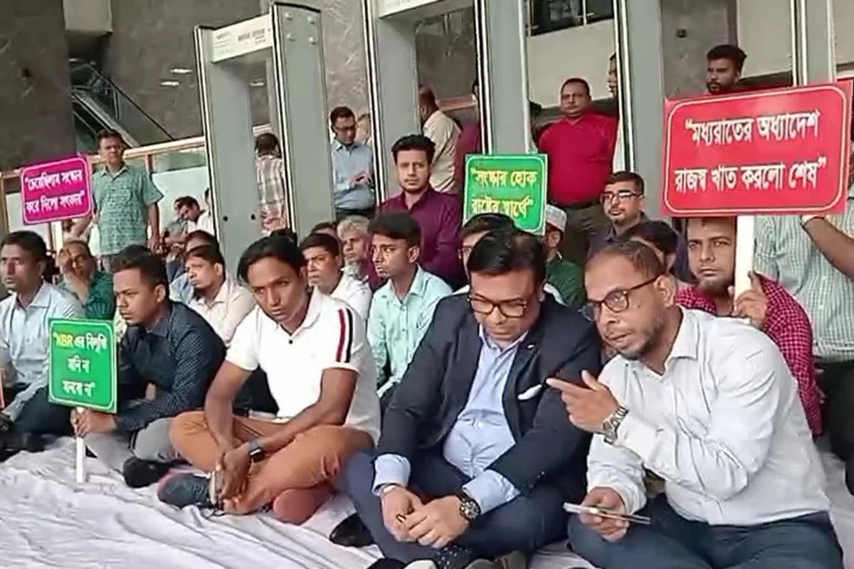 দাবি আদায়ে কর্মীদের কর্মবিরতি, অচল এনবিআর