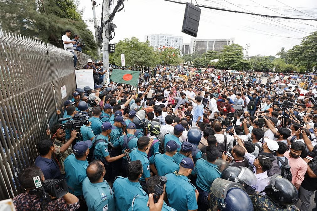 পুলিশের ব্যারিকেড ভেঙে ইসি ভবনের ফটকে এনসিপির নেতা-কর্মীদের অবস্থান