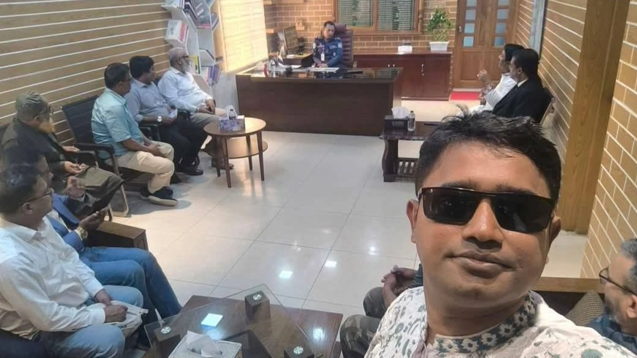 এসপির কক্ষে হত্যা মামলার আসামির সেলফি, অতঃপর...