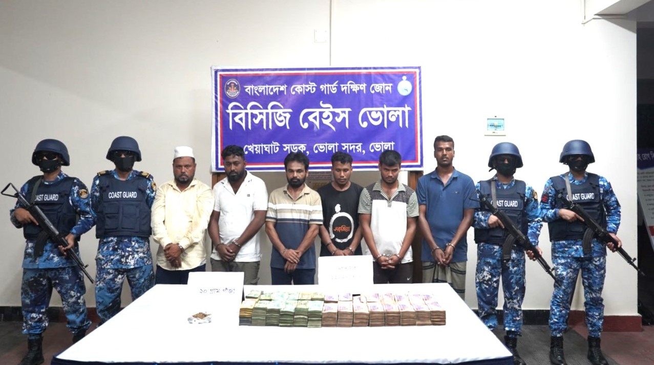 মেঘনায় অবৈধ বালু উত্তোলন, ৮৯ ড্রেজার-বাল্কহেডসহ আটক ৬