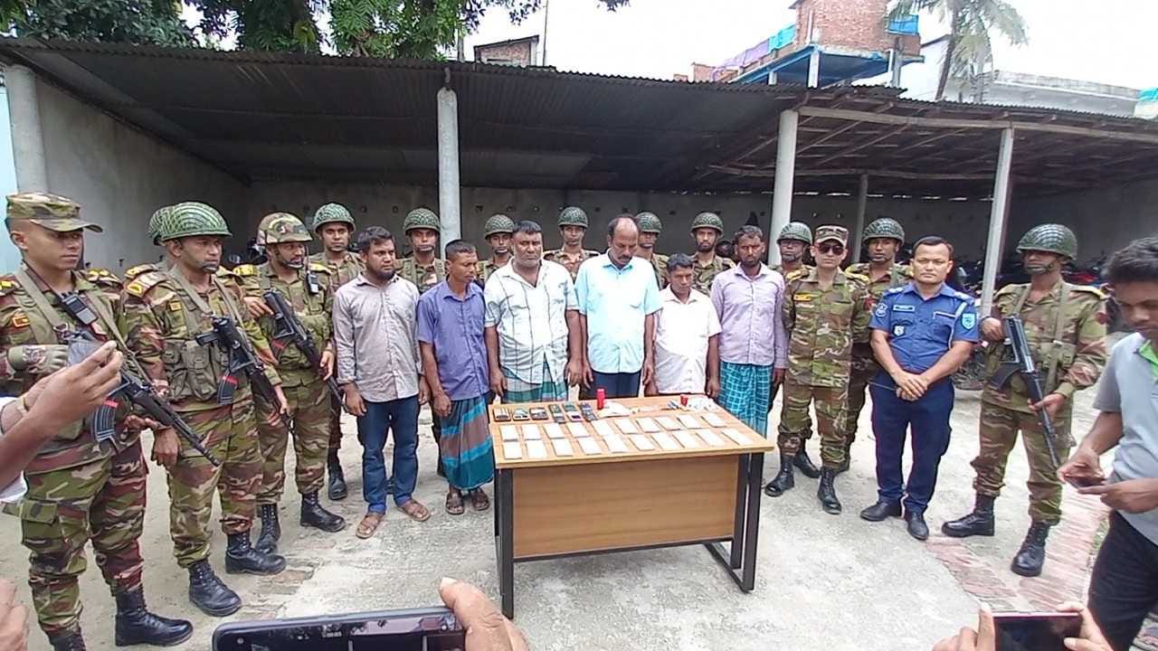 পঞ্চগড়ে সেনা অভিযানে জাল ডলারসহ আটক ৬
