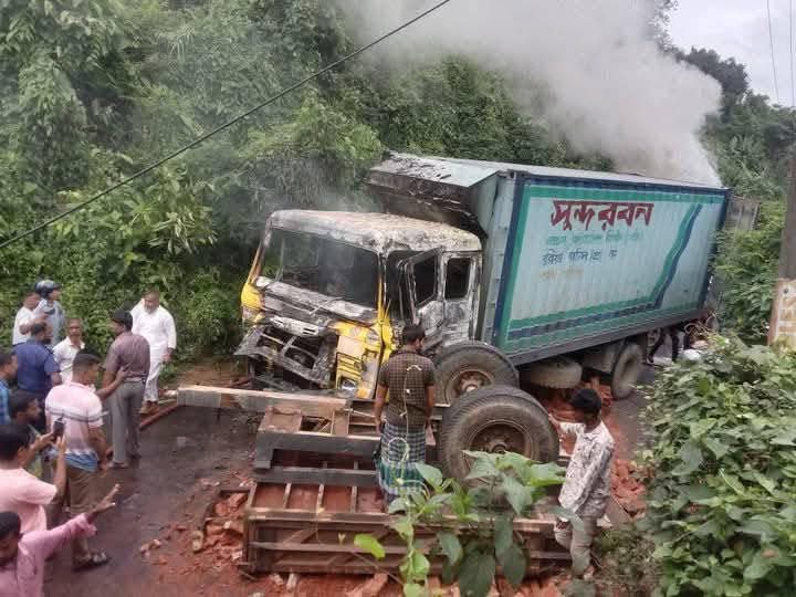 কাভার্ড ভ্যান -ইট বোঝাই ট্যাক্ট্ররের মুখোমুখি সংঘর্ষে আহত ৪