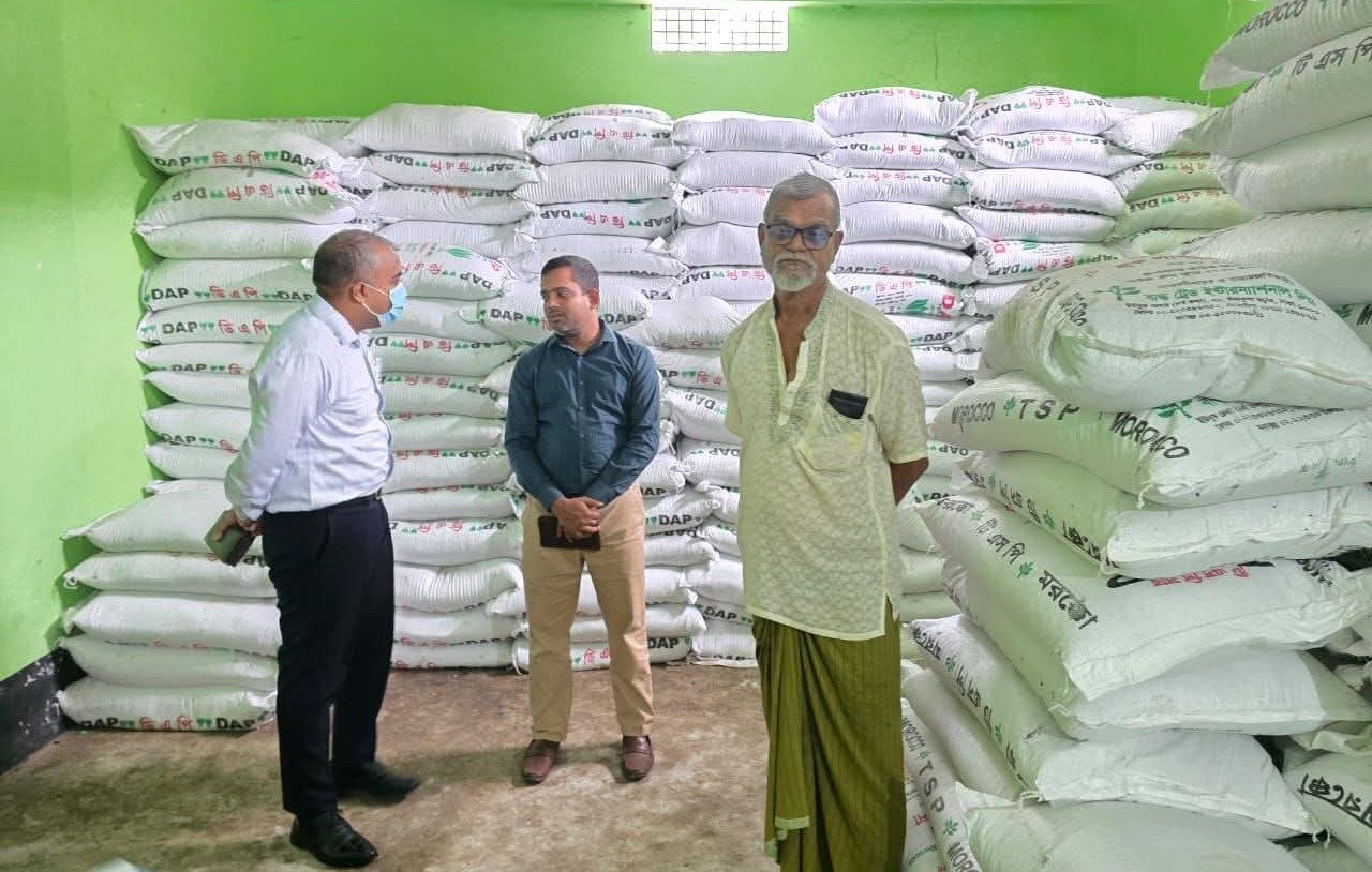 শৈলকুপায় আ'লীগ নেতার গোডাউন থেকে ৮৩১ বস্তা অবৈধ মজুদের সার জব্দ